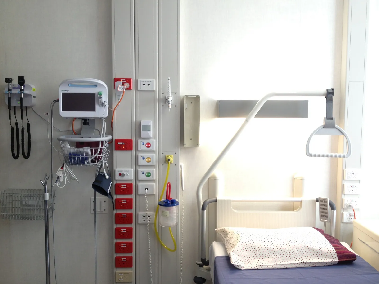 5 x Benefits of Vertical Trunking in Patient Rooms